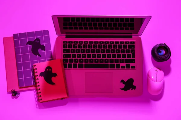 Композиція Сучасним Ноутбуком Мишкою Блокнотами Паперовими Привидами Хеллоуїна Фіолетовому Фоні — стокове фото