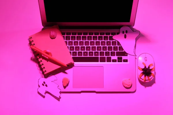 Композиція Сучасним Ноутбуком Мишкою Блокнотом Декором Хеллоуїна Фіолетовому Фоні — стокове фото