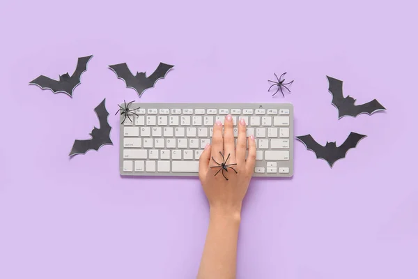 Női Kéz Modern Számítógépes Billentyűzet Pókok Papírdenevérek Halloween Lila Háttér — Stock Fotó