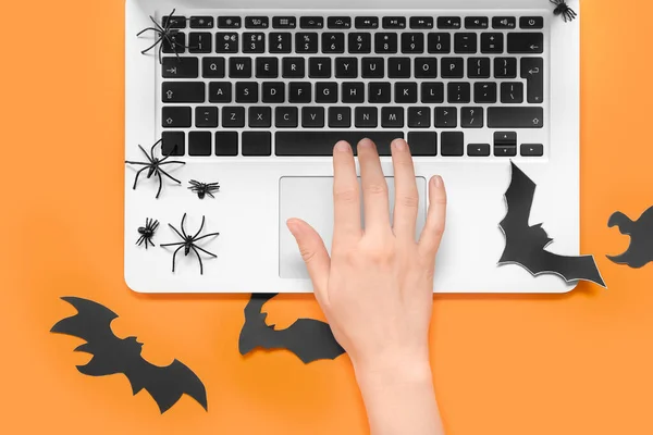 Női Kéz Modern Laptop Pókok Papír Dekoráció Halloween Narancssárga Háttér — Stock Fotó
