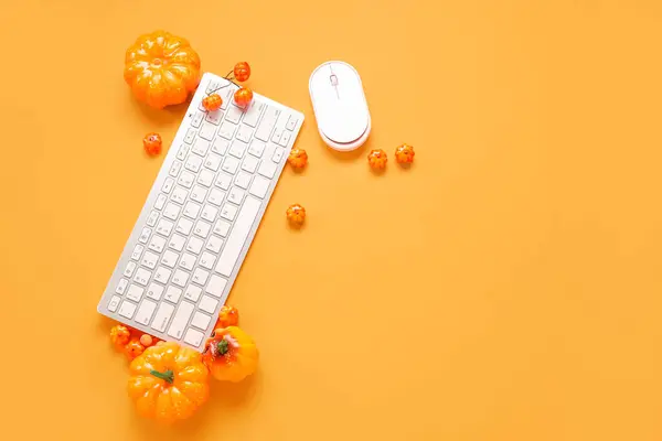 오렌지 배경에 할로윈을위한 컴퓨터 키보드 마우스 — 스톡 사진