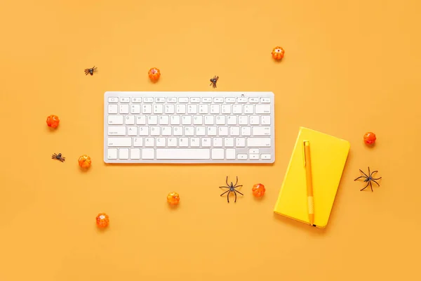 Összetétel Modern Számítógép Billentyűzet Notebook Tök Halloween Narancssárga Alapon — Stock Fotó