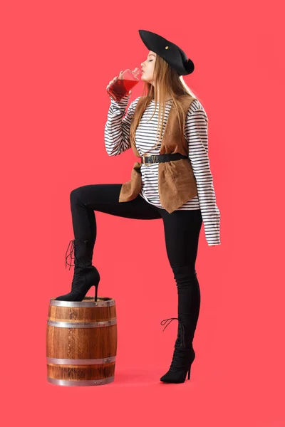 Mooie Vrouwelijke Piraat Met Fles Rum Vat Rode Achtergrond — Stockfoto
