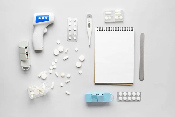 Összetétel Tablettákkal Hőmérővel Sztetoszkóppal Notebookdal Szürke Alapon — Stock Fotó