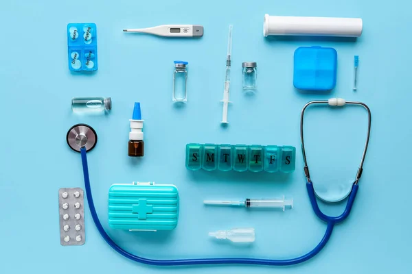 Sammansättning Med Stetoskop Sprutor Piller Och Medicin Blå Bakgrund — Stockfoto