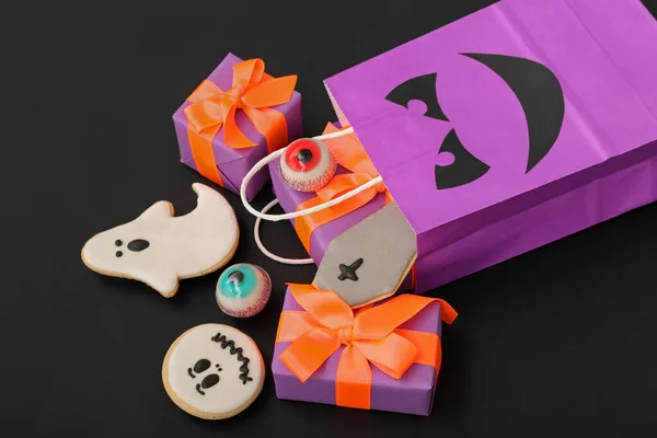 Összetétel Bevásárló Táska Ajándékdobozok Ízletes Cookie Halloween Sötét Háttér Közelkép — Stock Fotó