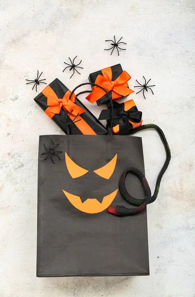 Összetétel Bevásárló Táskával Ajándékdobozokkal Pókokkal Halloweenkor Könnyű Háttérrel — Stock Fotó