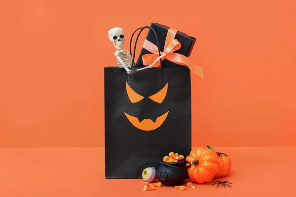 Összetétel Bevásárló Táska Csontváz Ajándékdoboz Ízletes Cukorka Kukorica Halloween Narancssárga — Stock Fotó