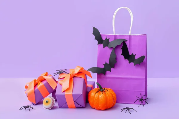 Összetétel Bevásárló Táska Ajándékdobozok Denevérek Tök Halloween Lila Háttér — Stock Fotó
