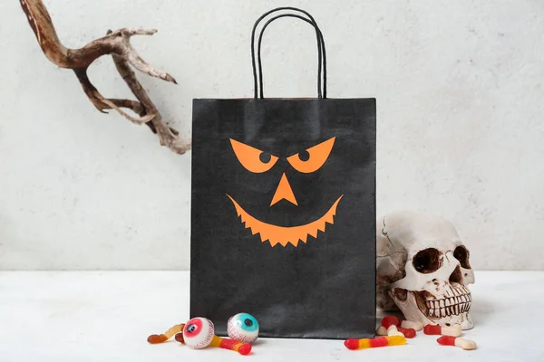 Σύνθεση Τσάντα Για Ψώνια Κρανίο Και Νόστιμες Καραμέλες Για Halloween — Φωτογραφία Αρχείου