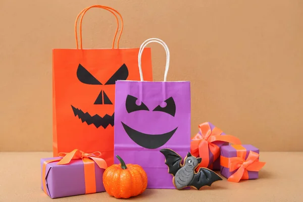 Σύνθεση Τσάντες Αγορών Κουτιά Δώρων Και Νόστιμο Cookie Για Halloween — Φωτογραφία Αρχείου