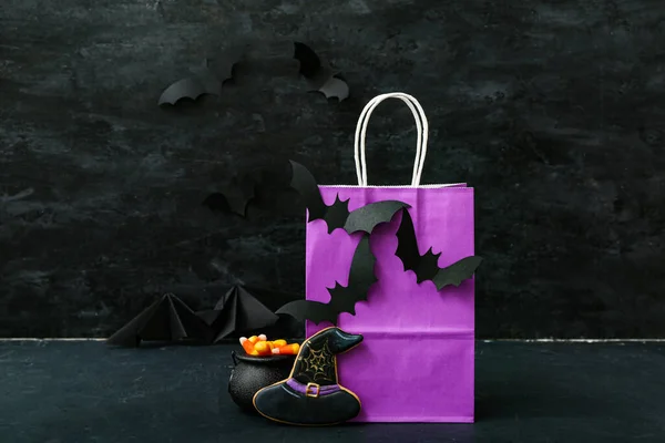 Összetétel Bevásárló Zsák Denevérek Ízletes Süti Cukorka Kukorica Halloween Sötét — Stock Fotó