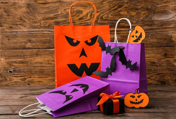 Összetétel Bevásárló Táskák Ajándékdoboz Denevérek Halloween Fából Készült Háttér — Stock Fotó