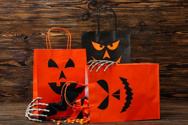 Σύνθεση Τσάντες Αγορών Χέρια Σκελετού Και Κουτί Δώρου Για Halloween — Φωτογραφία Αρχείου