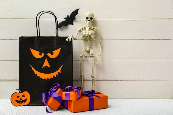 Összetétel Bevásárló Táska Csontváz Ajándékdobozok Halloween Világos Háttér — Stock Fotó
