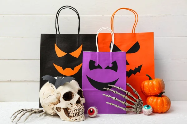 Összetétel Bevásárló Táskák Koponya Csontváz Kezét Ízletes Cukorka Halloween Világos — Stock Fotó