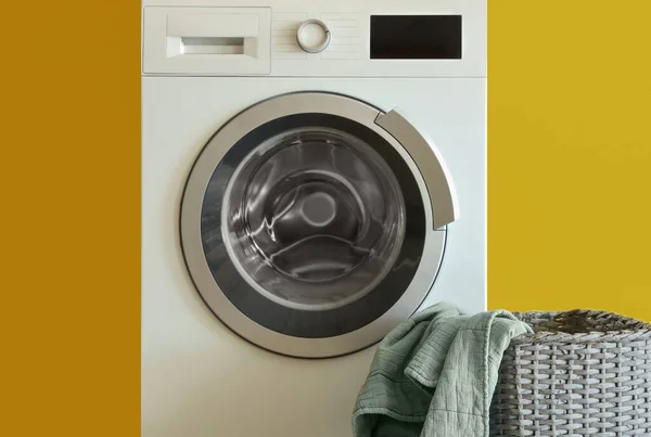 Cesta Vime Com Cobertor Máquina Lavar Perto Parede Amarela — Fotografia de Stock