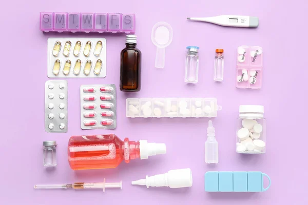 Set Medizinischer Pillen Und Ampullen Auf Fliederfarbenem Hintergrund — Stockfoto