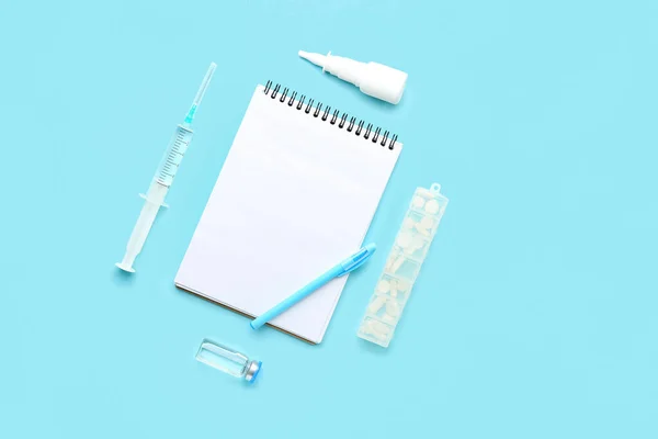 Komposition Mit Notizbuch Und Medizinischen Hilfsmitteln Auf Blauem Hintergrund — Stockfoto