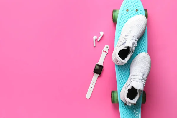 Smartwatch Fones Ouvido Tênis Skate Fundo Rosa — Fotografia de Stock