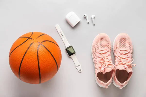 Bir Çift Spor Ayakkabı Basketbol Oynamak Için Top Arka Planda — Stok fotoğraf