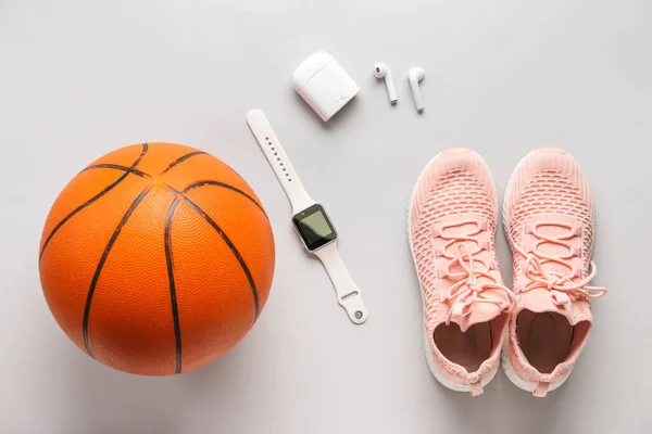 Par Zapatillas Deporte Pelota Para Jugar Baloncesto Gadgets Modernos Sobre — Foto de Stock