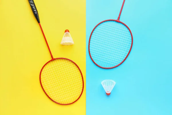 Badminton Shuttlecocks Rackets Color Background — Stock Photo, Image