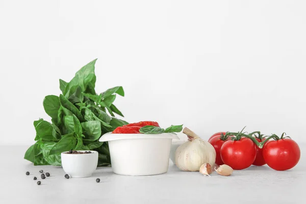Miska Pomidorów Puszkowanych Przypraw Jasnym Tle — Zdjęcie stockowe