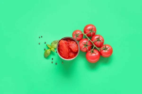 Conservas Tomates Frescos Especiarias Sobre Fundo Verde — Fotografia de Stock