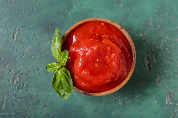 色彩背景下的罐头番茄碗 — 图库照片