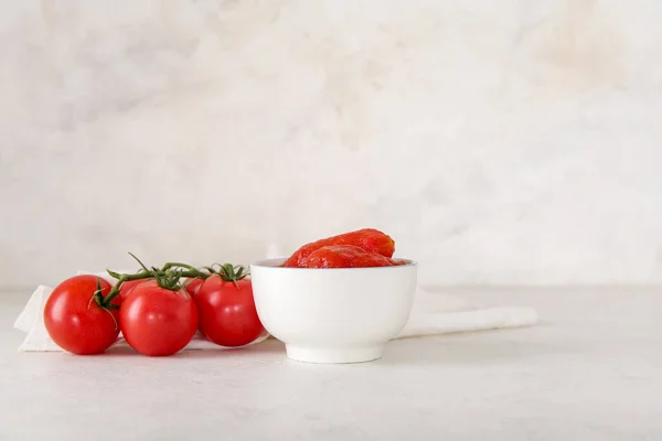 Bowl Canned Fresh Tomatoes Light Background — Stock Photo, Image