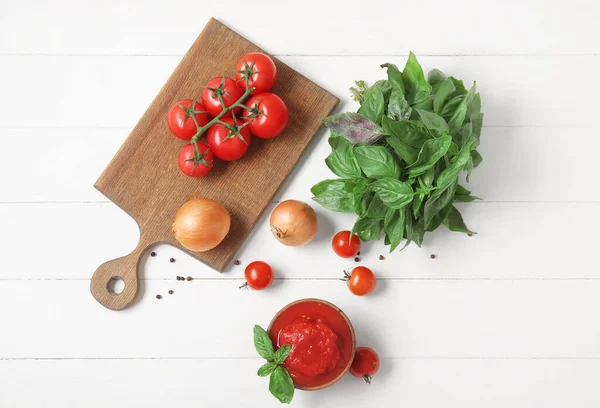 Skład Puszkami Świeżymi Pomidorami Cebulą Bazylią Jasnodrewnianym Tle — Zdjęcie stockowe