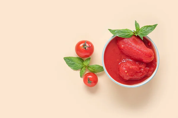 Cuenco Sabrosos Tomates Enlatados Albahaca Sobre Fondo Color — Foto de Stock