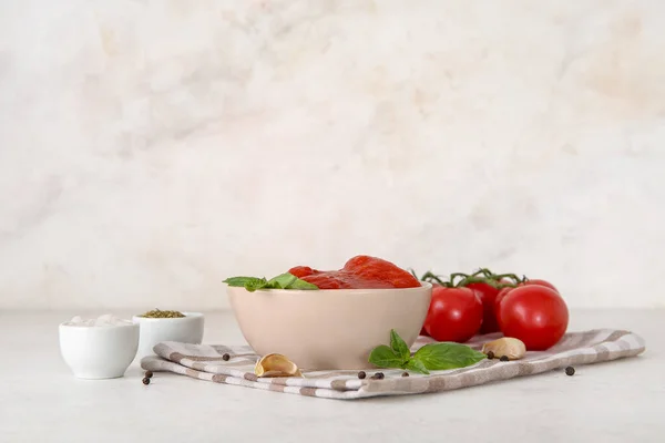 Tigela Com Tomates Enlatados Especiarias Fundo Claro — Fotografia de Stock