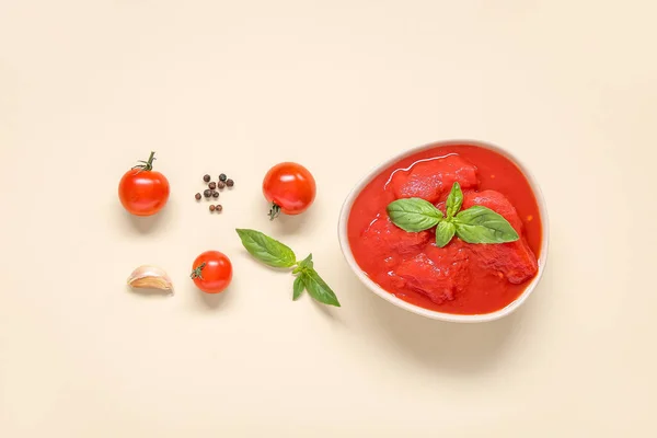Composición Con Tazón Sabrosos Tomates Enlatados Especias Sobre Fondo Color — Foto de Stock