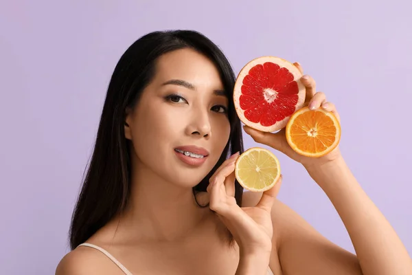 Mooie Jonge Aziatische Vrouw Met Citrusvruchten Lila Achtergrond — Stockfoto