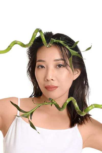 Krásná Mladá Asijská Žena Zdravou Pletí Bambusu Bílém Pozadí — Stock fotografie