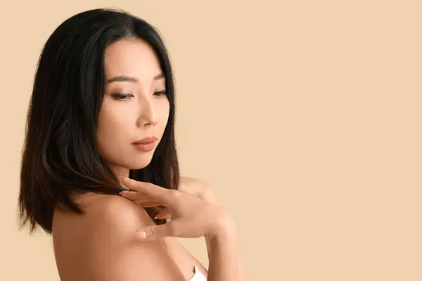 Hermosa Joven Mujer Asiática Con Piel Sana Sobre Fondo Beige —  Fotos de Stock