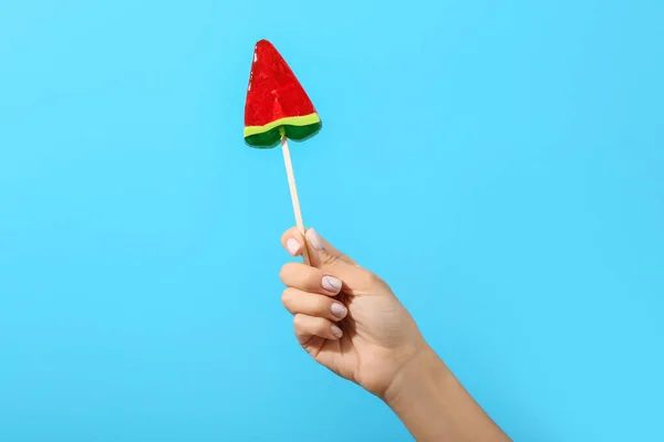 Frau Mit Lutscher Form Einer Wassermelonenscheibe Auf Blauem Hintergrund — Stockfoto