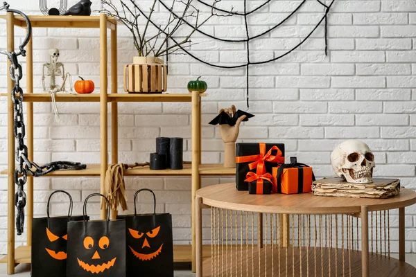 Interieur Eines Modernen Wohnzimmers Halloween Mit Einkaufstaschen Geschenkboxen Und Totenkopf — Stockfoto