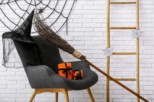 Sessel Mit Geschenkschachteln Für Halloween Besen Hut Leiter Und Netz — Stockfoto