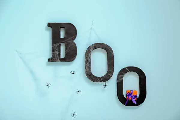 Testo Boo Con Confezione Regalo Ragni Ragnatela Appesi Muro Blu — Foto Stock