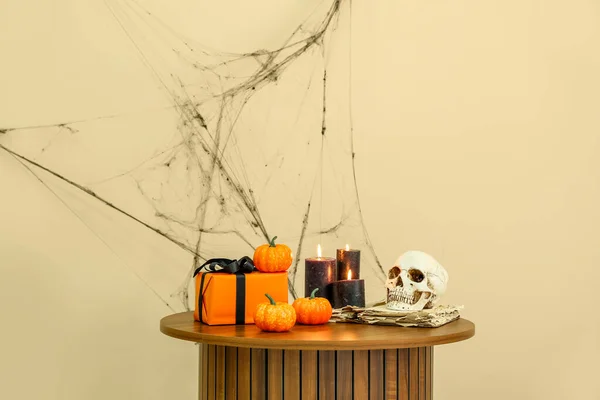 Stolik Pudełkiem Prezentów Palenie Świec Dynie Czaszki Halloween Pobliżu Beżowej — Zdjęcie stockowe