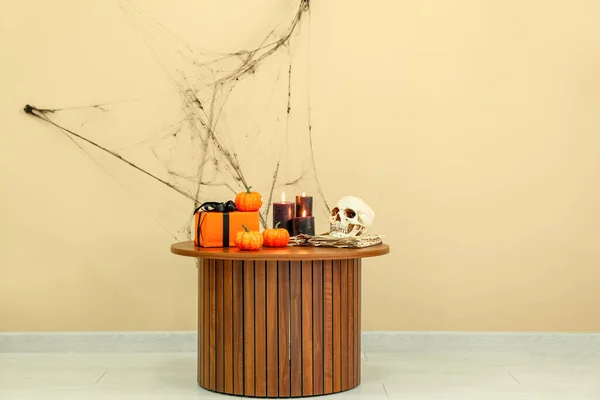 Stolik Pudełkiem Prezentów Palenie Świec Dynie Czaszki Halloween Pobliżu Beżowej — Zdjęcie stockowe
