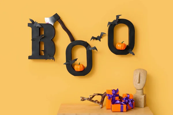 Table Gift Boxes Halloween Bats Text Boo Hanging Orange Wall — Stock Photo, Image