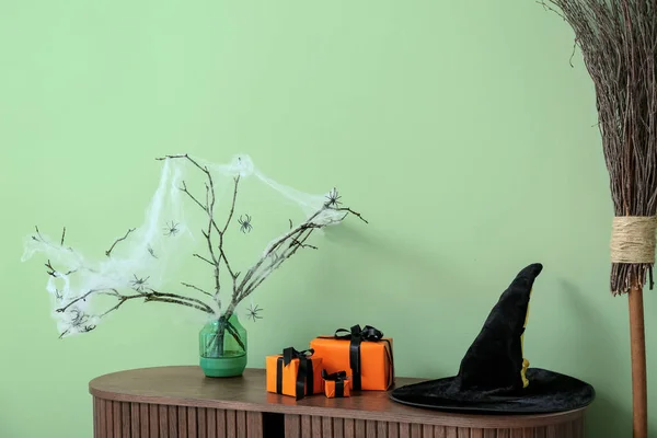 部屋の緑の壁の近くのハロウィーンのためのギフト用の箱 木の枝およびブロムが付いている引き出しの箱 — ストック写真