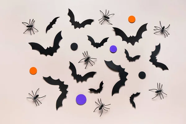 Χάρτινες Νυχτερίδες Και Αράχνες Για Αποκριάτικο Πάρτι Γκρι Φόντο — Φωτογραφία Αρχείου