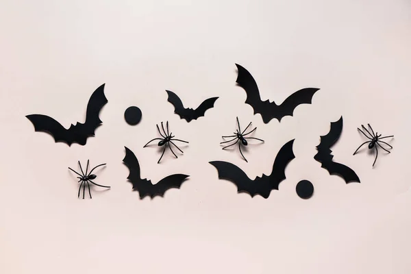 灰色背景的万圣节派对纸制蝙蝠和蜘蛛 — 图库照片
