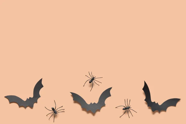Χάρτινες Νυχτερίδες Και Αράχνες Για Αποκριάτικο Πάρτι Πορτοκαλί Φόντο — Φωτογραφία Αρχείου