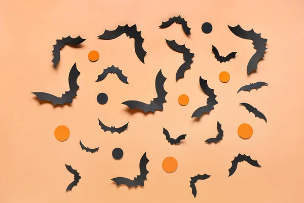 オレンジ色の背景のハロウィーンパーティーのためのペーパーバット — ストック写真